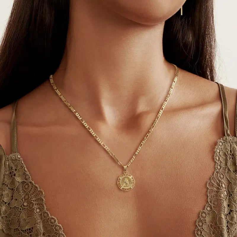 🎁  Halskjede med rundt anheng med bokstav, 14K gullbelagt