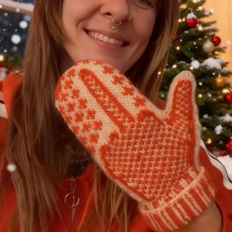 🔥SISTE DAG 49 % RABATT – 🎅🧤✨ Nordiske strikkede hansker med skjult pixel-langfinger – retrostil og rebellisk humor! ✨❄️