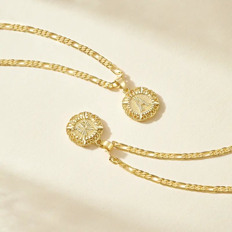🎁  Halskjede med rundt anheng med bokstav, 14K gullbelagt