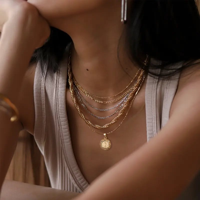 🎁  Halskjede med rundt anheng med bokstav, 14K gullbelagt